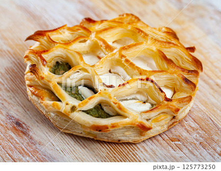 Pastry stuffed with goat cheese and spinach 125773250