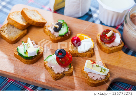 Settee-bed with brie cheese, paste 125773272