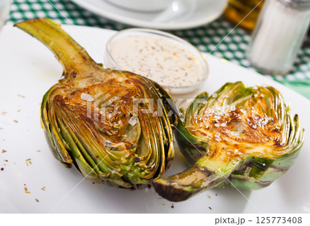 Fried artichokes with koshering salt 125773408