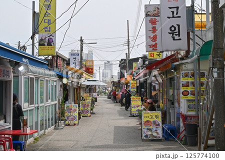 【韓国/江原道】束草市・アバイ村の食堂街 【韓国/江原道】束草市・アバイ村の食堂街 125774100