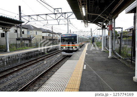 JR東日本 川越線 武蔵高萩駅に川越行きの電車がホームに入る 125774169