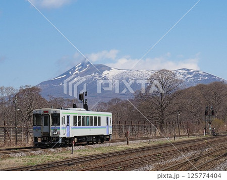 北海道駒ヶ岳と函館本線の列車 125774404