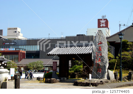 熊本県山鹿市　豊前街道の風情あるレトロな町並み 125774405