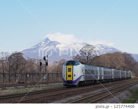 北海道駒ヶ岳と函館本線の列車 125774406