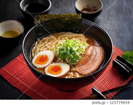 黒い器に盛ったコッテリ煮干しラーメン 125774659
