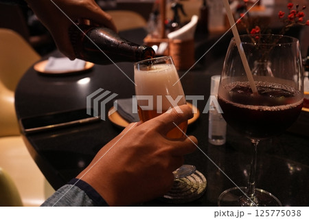 クラフトビールを注いでいる手 クラフトビールを注いでいる手 125775038