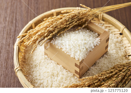 枡に盛られたお米 125775120
