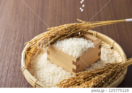 枡に盛られたお米 125775129
