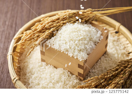 枡に盛られたお米 枡に盛られたお米 125775142