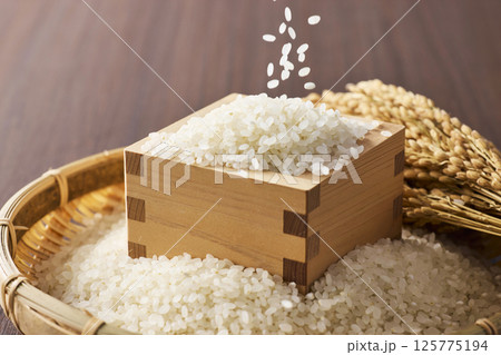 枡に盛られたお米 125775194
