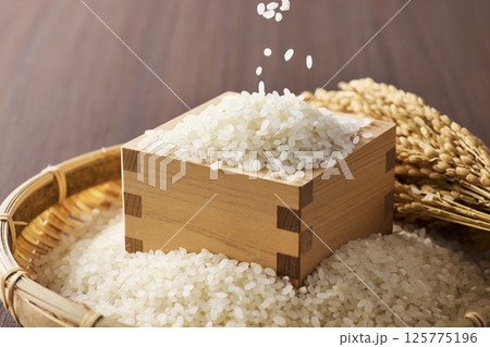 枡に盛られたお米 125775196