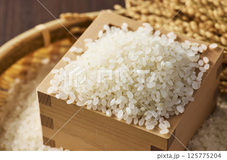 枡に盛られたお米 125775204