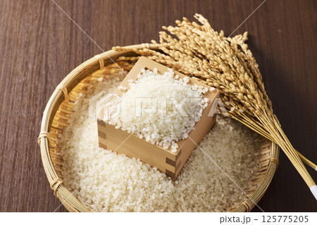 枡に盛られたお米 125775205