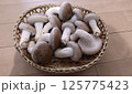 カゴに入った椎茸 125775423