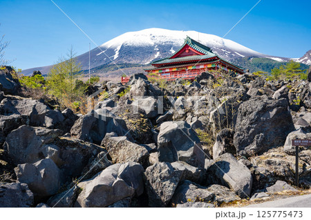 残雪の浅間山と鬼押出し園の浅間山観音堂 残雪の浅間山と鬼押出し園の浅間山観音堂 125775473
