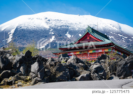 残雪の浅間山と鬼押出し園の浅間山観音堂 125775475