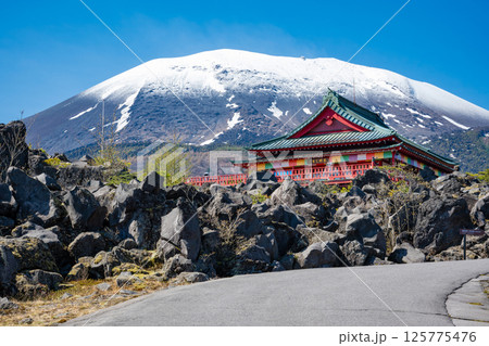 残雪の浅間山と鬼押出し園の浅間山観音堂 125775476