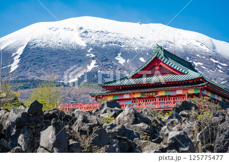 残雪の浅間山と鬼押出し園の浅間山観音堂 125775477