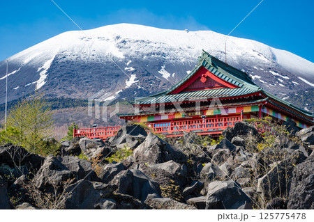 残雪の浅間山と鬼押出し園の浅間山観音堂 125775478