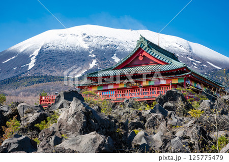 残雪の浅間山と鬼押出し園の浅間山観音堂 125775479