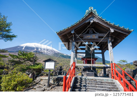 残雪の浅間山と鬼押出し園の鐘楼堂 125775481