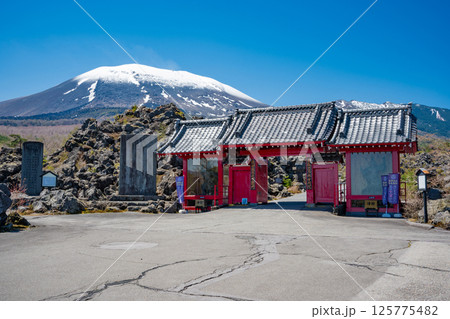 残雪の浅間山と鬼押出し園の惣門 残雪の浅間山と鬼押出し園の惣門 125775482