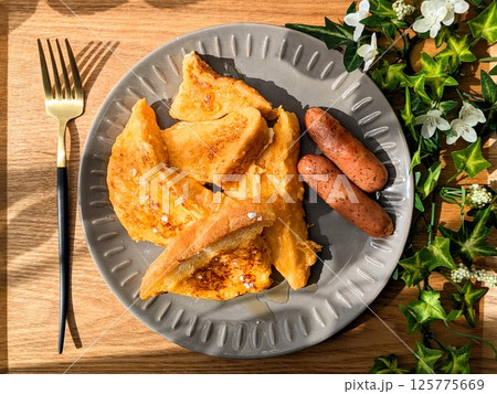 グレーのお皿にのったフレンチトーストとソーセージの朝食(正面) グレーのお皿にのったフレンチトーストとソーセージの朝食(正面) 125775669