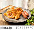 グレーのお皿にのったフレンチトーストとソーセージの朝食（斜め） 125775670