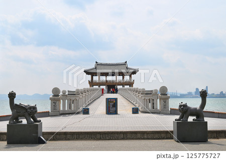 【韓国/浦項市】海上に建つ迎日台展望台 【韓国/浦項市】海上に建つ迎日台展望台 125775727
