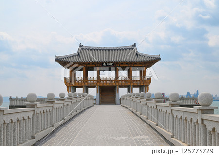 【韓国/浦項市】海上に建つ迎日台展望台 125775729