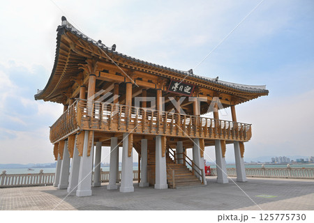 【韓国/浦項市】海上に建つ迎日台展望台 【韓国/浦項市】海上に建つ迎日台展望台 125775730