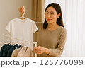 部屋干しをする若い日本人女性 125776099