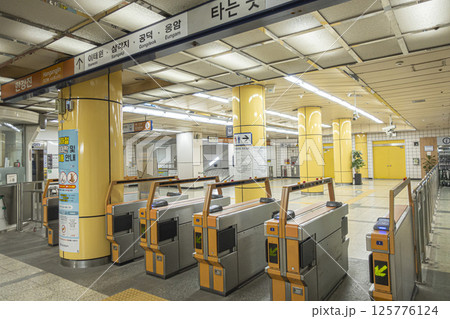 ソウルの地下鉄の風景 125776124