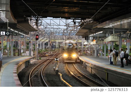 夕刻の新大阪駅に到着する電車 125776313