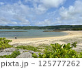 沖縄の静かな海辺と砂浜の風景 125777262