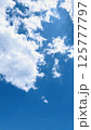 青空と白い雲 125777797