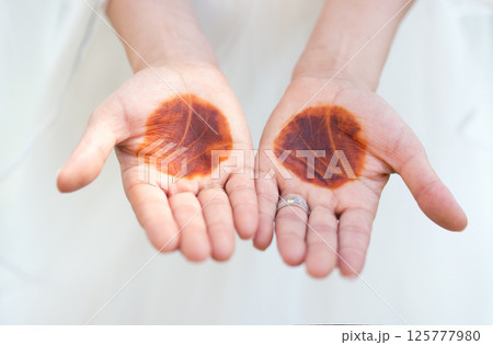 A bride with henna on her hand at her henna night. 125777980