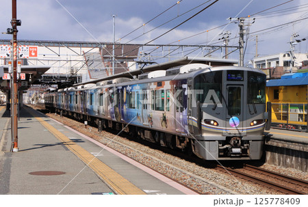 山陽本線土山駅に停車する225系ラッピング電車 山陽本線土山駅に停車する225系ラッピング電車 125778409