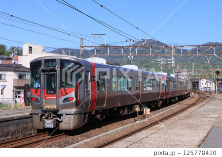 山陽本線 海田市駅に到着する227系電車 山陽本線 海田市駅に到着する227系電車 125778410