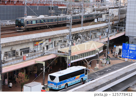 東海道本線　三ノ宮駅付近を走る321系電車と空港バス 125778412