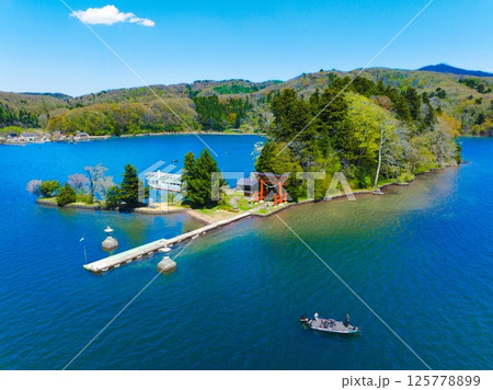 野尻湖に浮かぶ琵琶島と宇賀神社｜春の信濃町・湖と神社の風景 125778899