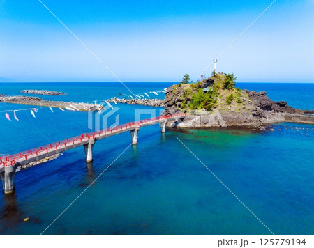 糸魚川市能生の弁天岩と青い海、空に舞う鯉のぼり｜5月の空撮風景 125779194