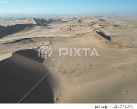 世界最古の砂漠を誇るナミブ砂漠の空撮 125779376