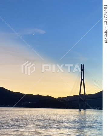 夕まずめの瀬戸内海 125779401