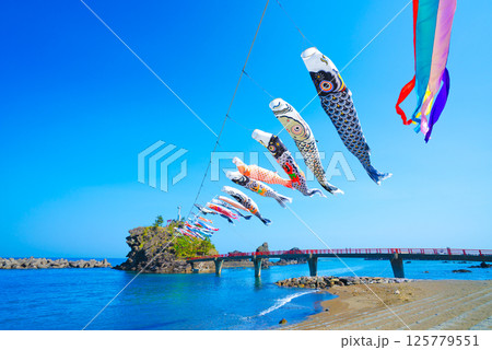 糸魚川市能生の弁天岩と青い海、空に舞う鯉のぼり|5月の風景 糸魚川市能生の弁天岩と青い海、空に舞う鯉のぼり|5月の風景 125779551