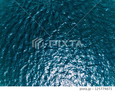 紺碧の水面にきらめく太陽の反射光｜自然が描く光のアート 125779871