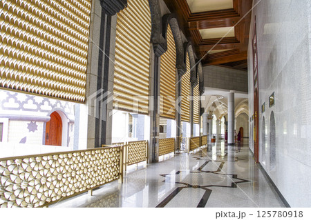 豪華な装飾が施されたブルネイのニューモスクの内部 125780918