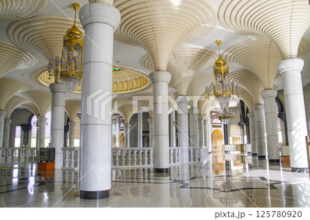 豪華な装飾が施されたブルネイのニューモスクの内部 125780920