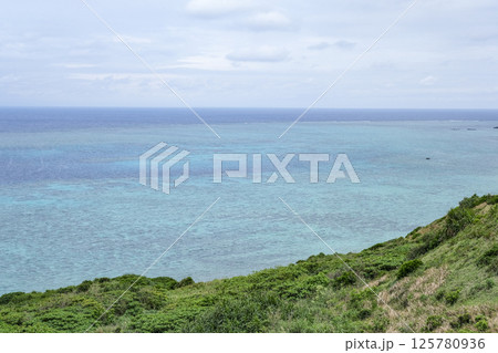 石垣島の平久保埼から眺める南シナ海 石垣島の平久保埼から眺める南シナ海 125780936
