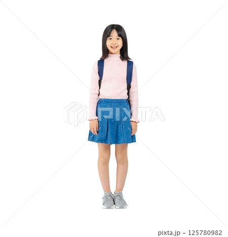 笑顔でリュックを背負う小学生の女の子　手作業で精密に切り抜いた背景透過全身写真PNG 125780982